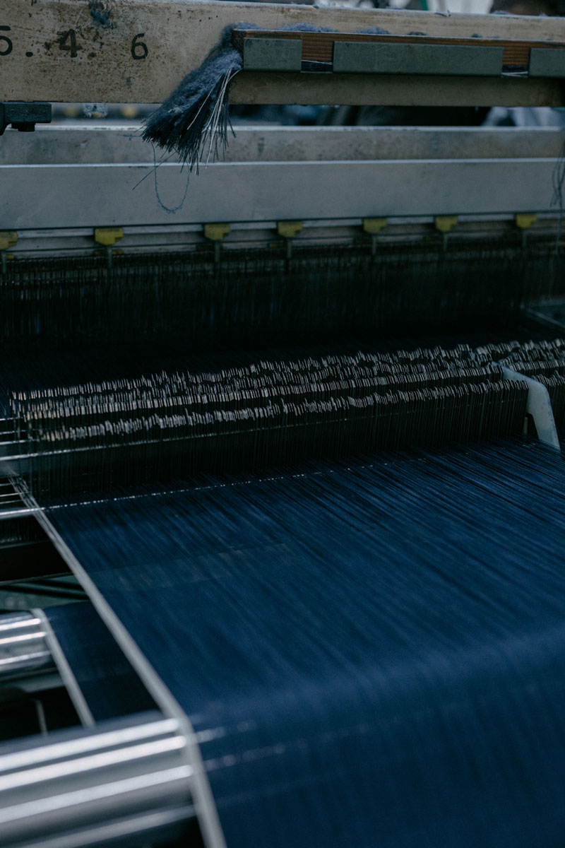 写真：ジャガード織機で織り上げられていく様子